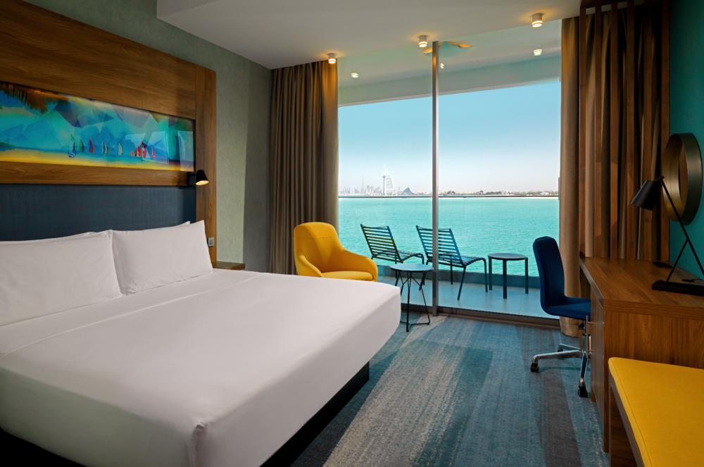 Hôtel contemporain, parfait pour un séjour entre mer et ville.

Établi sur l’archipel The Palm Jumeirah, cet hôtel branché à tout pour plaire. Il arbore une architecture contemporaine aux touches colorées qui embellissent chacun de ses espaces. Ces couleurs éclatantes se retrouvent également dans les chambres au confort et aux équipements modernes qui vous feront vous sentir comme chez vous. Détendez-vous au bord de sa piscine ou sur la plage en sirotant une boisson fraîche et laissez emporter par son ambiance chill, ou profitez de son excellente situation pour explorer Dubaï. L’offre gastronomique est tout autant appréciable. Son meilleur atout est sans aucun doute le Luchador Roof Cantina & Lounge, où vous pourrez déguster une cuisine mexicaine authentique et de délicieux cocktails tout en profitant de la vue à 360 degrés sur la ligne d’horizon de la ville.