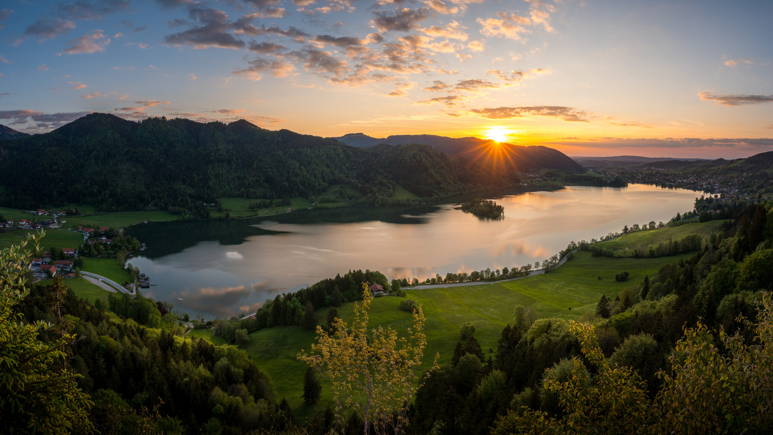 Genießen Sie das letzte Sonnenlicht mit Blick auf den Schliersee im bayerischen Bergland.