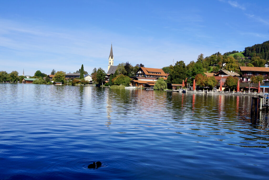 Bergsee im Herbst. Ein See in den Alpen im Herbst. Ein See in Bayern.