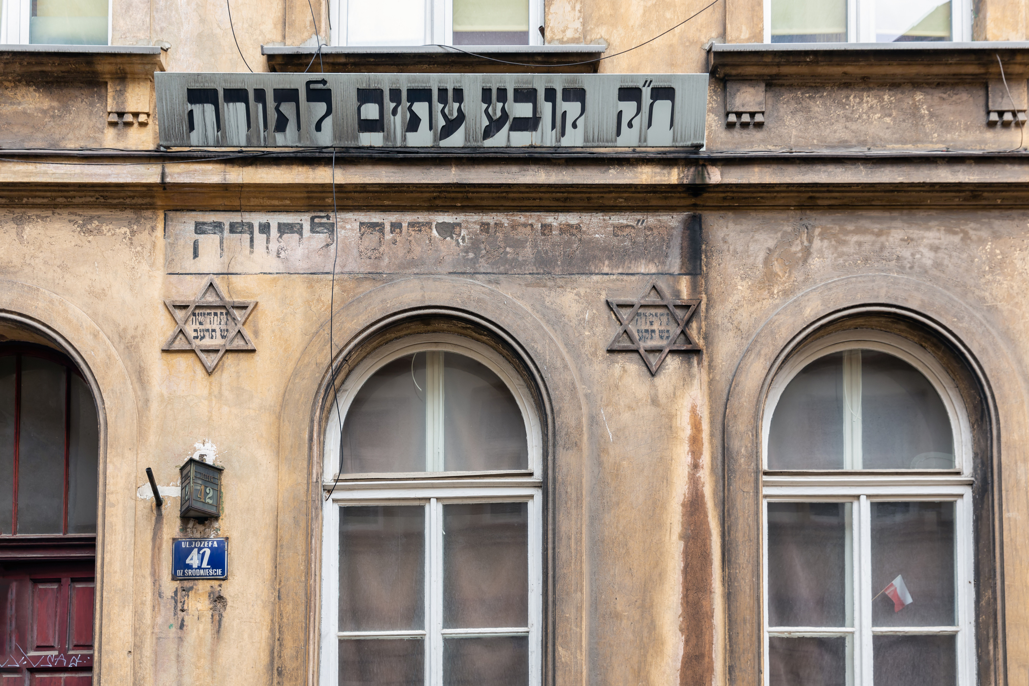 Krakow, Polen - May 16, 2019: Jüdisches Gebäude mit Davidsschild und Text im Jewish Quarter Krakow