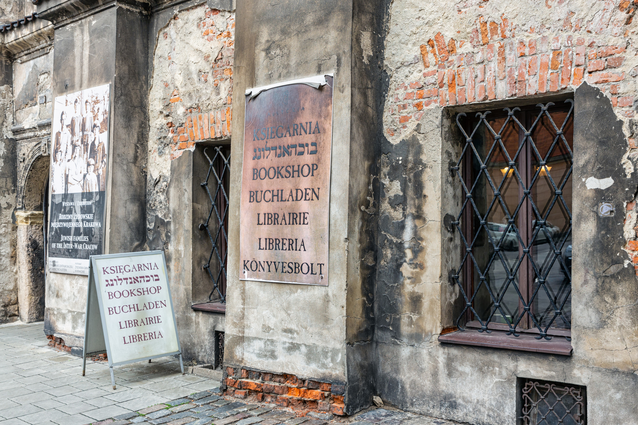 Krakow, Polen - May 16, 2019: Buchladen im alten Gebäude im jüdischen Viertel Kazimierz Krakow, Polen
