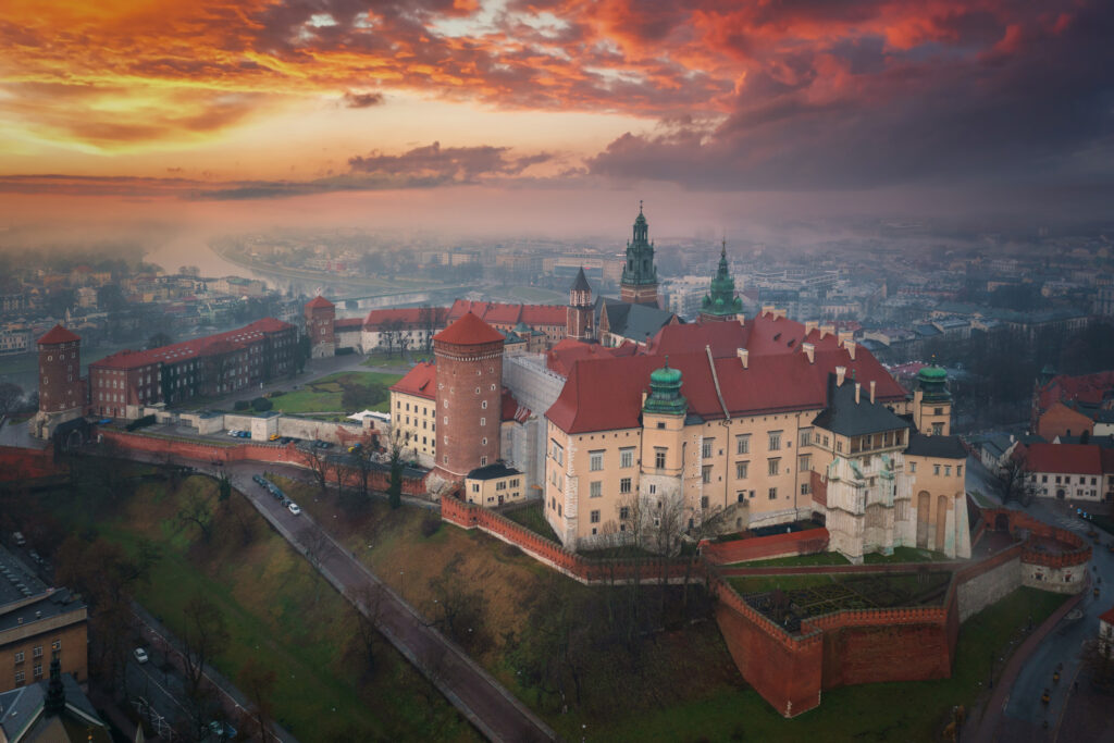Schöner Sonnenaufgang auf dem Wawel-Schloss in Krakau. Polen
