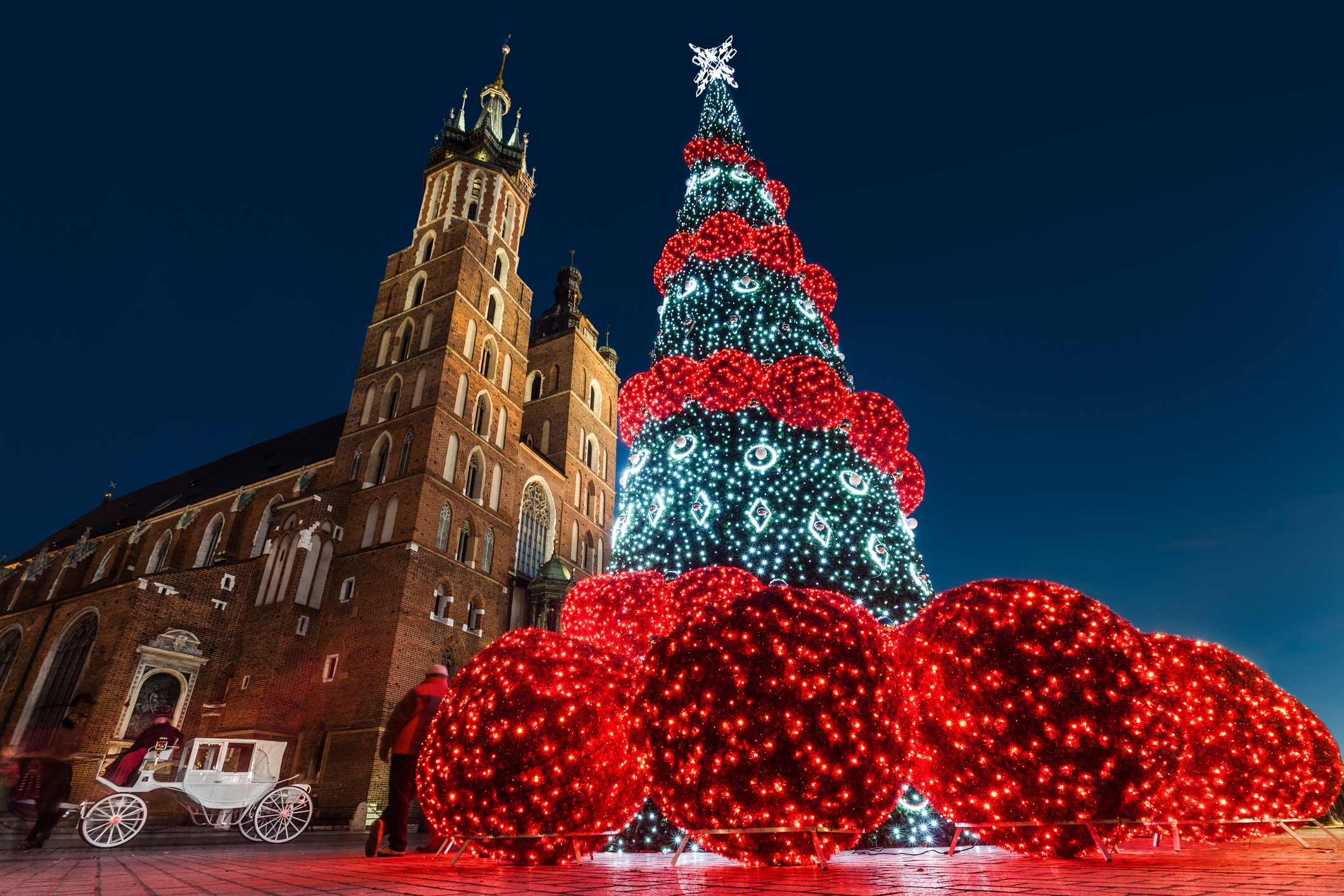 Krakow, Polen, Hauptmarktplatz in der Wintersaison, während der Weihnachtsfeiern mit einem Weihnachtsbaum geschmückt.